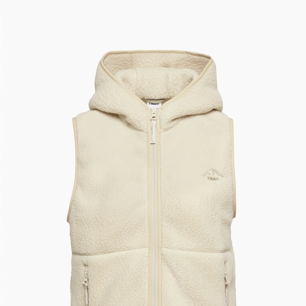 Aritzia Tna
POLARTEC® THERMAL PRO®️ HOODED VEST